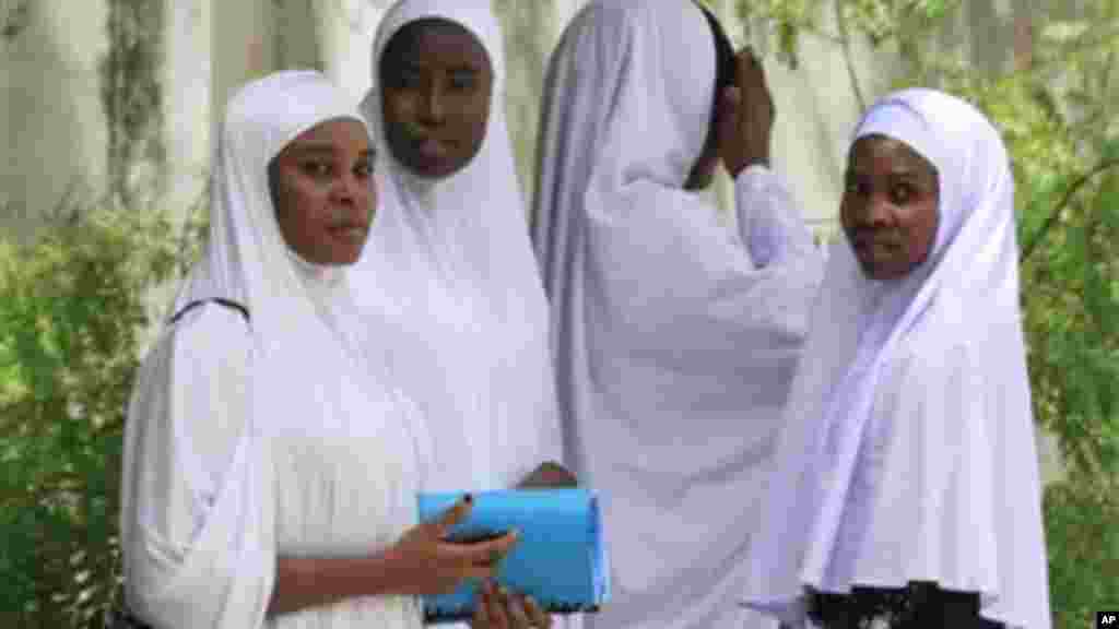 Wasu 'yan mata dalibai su na zance a gefen wani titi a garin Maiduguri, Jihar Borno.