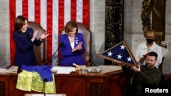 Zelenski i Pelosi su razmenili ukrajinsku i američku zastavu.