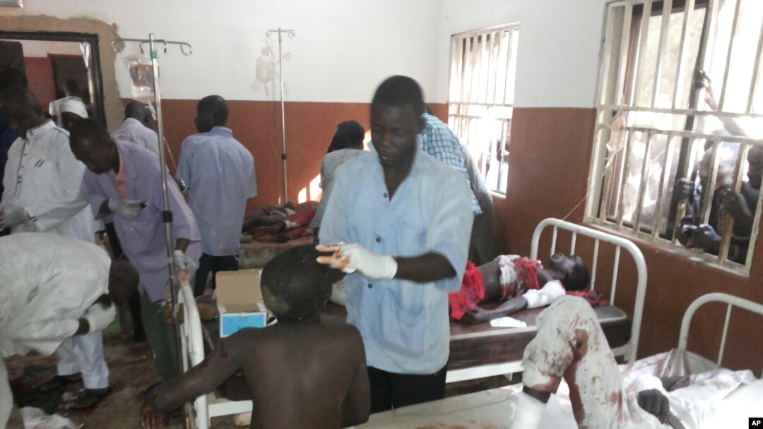 Petugas merawat korban luka-luka akibat ledakan bom bunuh diri di Potiskum, Nigeria (10/11).
