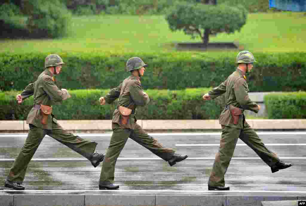 Tentara Korea Utara berbaris dalam upacara pemulangan jenazah seorang tentara Korea Utara, yang ditemukan tewas di sungai Han dekat Zona Demiliterisasi Panmunjom yang memisahkan kedua Korea.