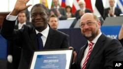 Dr. Denis Mukwege de la RDC, un gynécologue spécialisé au traitement des victimes de viole et violence sexuelle extrême, reçoit le Prix Sakharov des mains du président du Parlement Européen, mercredi le 24 novembre 2016 au Parlement Européen à Strasbourg, en France.