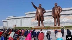 지난 15일 북한 김일성 국가주석의 생일인 '태양절'을 맞아 평양 시민들이 만수대 언덕 김일성, 김정일 부자 동상을 참배했다.