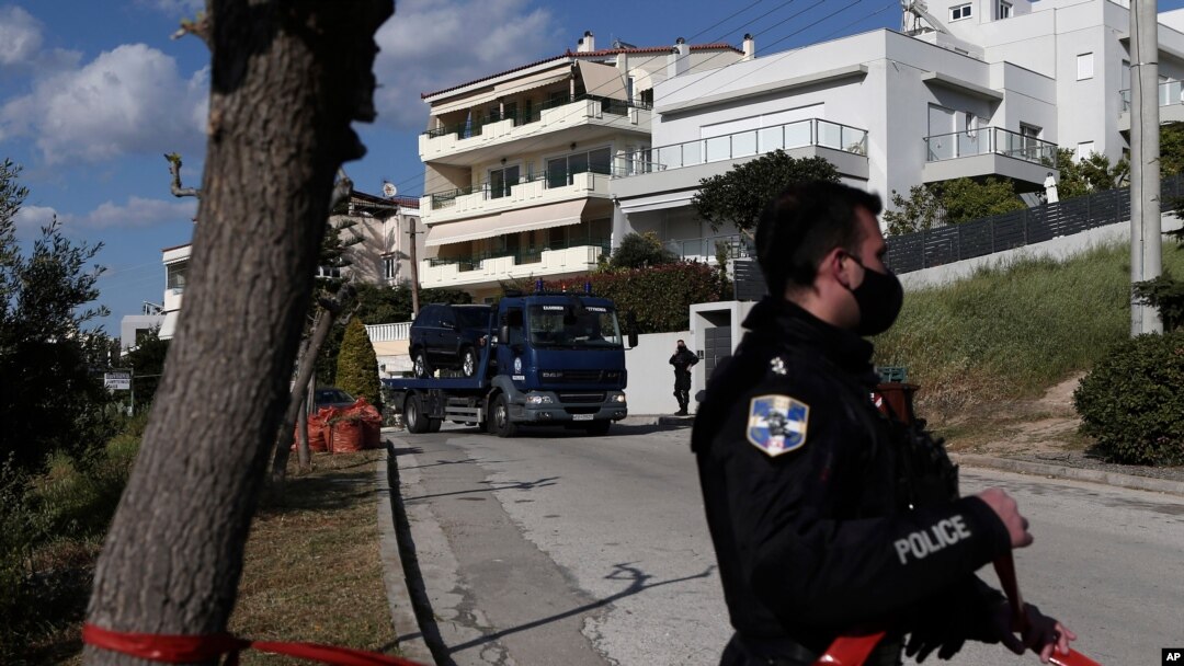 Policijski kamion prevozi automobil grčkog izvještača o kriminalu, u južnoj Atini, 9. travnja 2021. Giorgosa Karaivaza, koji je ubijen u petak u blizini svoje kuće