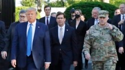 Başkan Trump St. Johns Kilisesi'ni ziyaret etmek için Beyaz Saray'dan Savunma Bakanı Mark Esper ve Genelkurmay Başkanı Mark Milley ile çıkarken, 1 Haziran 2020.