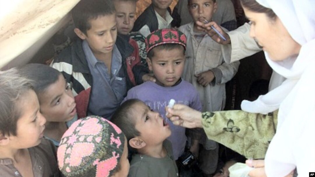 Pokistonda afg'on qochqinlarning bolalari emlanmoqda