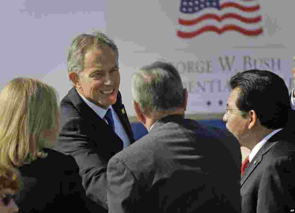 Mantan perdana menteri Inggris Tony Blair tiba dalam upacara pembukaan Museum Kepresidenan George W. Bush di Dallas, Texas (25/4).