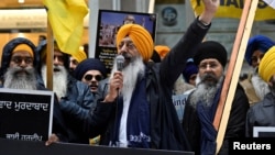 Демонстранты протестуют у консульства Индии, после того, как Джастин Трюдо поднял вопрос о возможной причастности Нью-Дели к убийству лидера сикхских сепаратистов Хардипа Сингха Ниджара в Ванкувере, Британская Колумбия, Канада, 25 сентября 2023 года.