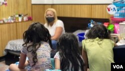 La venezolana Yulimar Acuña llegó a Bogotá hace cinco años. Vive en una habitación con sus cinco hijas, en el centro de Bogotá. [Foto: Karen Sánchez, VOA]