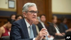 Jerome Powell, presidente de la Fed, anunció que es posible un recorte de tasas en septiembre si la tendencia de desaceleración de la inflación continúa, tras mantener estables las tasas en la reunión actual.