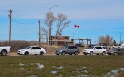 지난 4월 미국 몬태나주에서 캐나다로 입경하기 위해 기다리는 차량들. (자료사진)