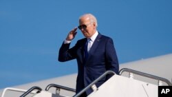 El presidente de Estados Unidos, Joe Biden, antes de despegar de la base aérea Andrews en Maryland, antes de partir a hacia el aeropuerto internacional John F. Kennedy, en Nueva York, el 7 de febrero de 2024. 