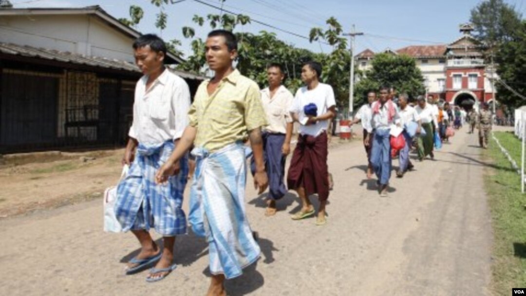 Para tahanan yang dibebaskan meninggalkan penjara Insein di Yangon, Birma (12/10).