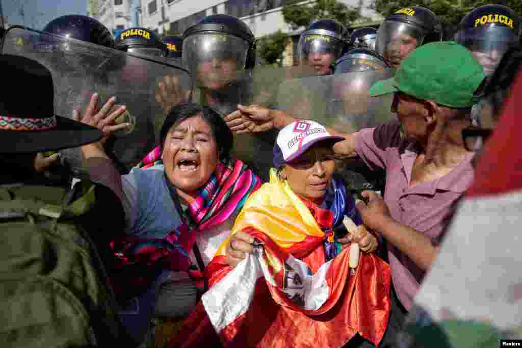 Integrantes de sindicatos y organizaciones sociales protestan al margen de la cumbre de APEC en Lima, Perú, el miércoles 13 de noviembre de 2024.