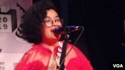 Dhira Bongs membawakan lagu baru di panggung SXSW di kota Austin, Texas (VOA/Naratama).