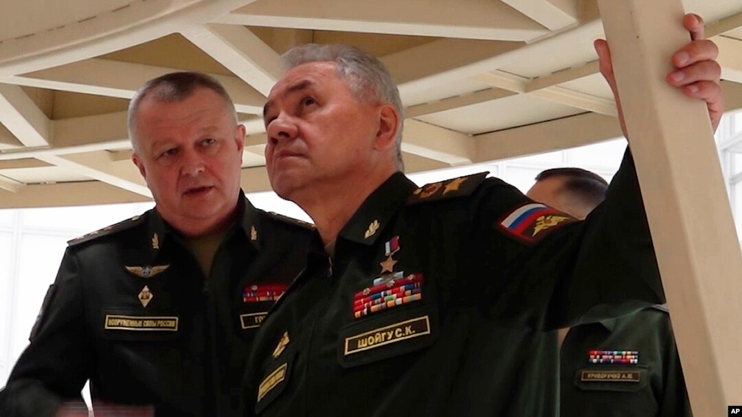 Ruski ministar odbrane Sergej Šojgu (desno) na kosmodromu ruske vojske u regionu Arhangelsk na severozapadu Rusije, 24. aprila 2024. (Foto: AP/Pres služba ruskog ministarstva odbrane)