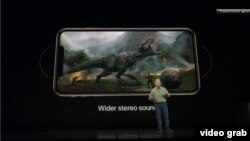 iPhone Xs MAX es el teléfono más grande de Apple, fue presentado en la sede de la compañía en Cupertino, California el 12 de septiembre de 2018. Foto tomada de video.