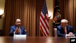 El presidente Donald Trump escucha al CEO de Goya Foods, Robert Unanue, durante una mesa redonda con líderes hispanos en la Casa Blanca en Washington, D.C., el 9 de julio de 2020.