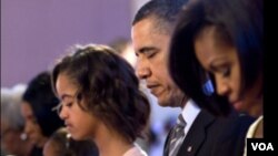 Presiden Barack Obama bersama istrinya, Michelle (kanan) dan kedua putrinya saat menghadiri misa Paskah, 4 April 2010.