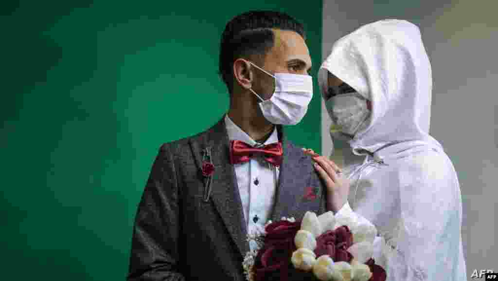팔레스타인 가자지구에서 결혼을 앞둔 예비 신랑, 신부가 마스크를 착용한 채 결혼식 스냅사진을 찍고 있다. 