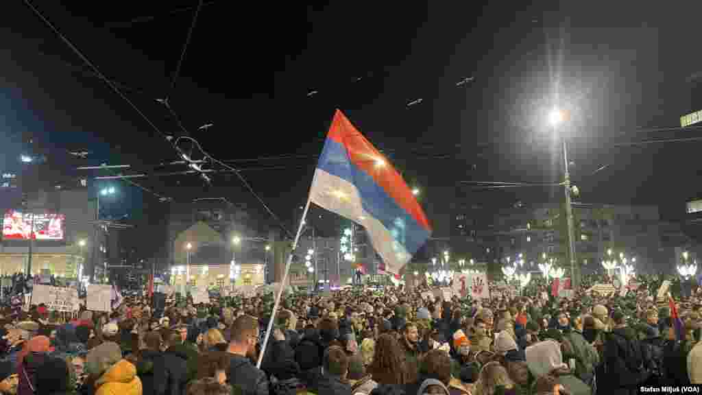 Na beogradskom Trgu Slavija u nedelju 22. decembra održan je veliki antivladin protest studenata i građana koji traže odgovornost za pad nadstrešnice železničke stanice u Novom Sadu 1. novembra i pogibije petnaestoro ljudi (Foto: VOA/Stefan Miljuš)