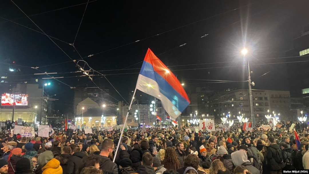 ARHIVA - Na beogradskom Trgu Slavija 22. decembra održan je veliki antivladin protest zbog pada nadstrešnice železničke stanice 1. novembra u Novom Sadu i pogibije 15 ljudi. (Foto: VOA/Stefan Miljuš)