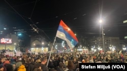 ARHIVA - Na beogradskom Trgu Slavija 22. decembra održan je veliki antivladin protest zbog pada nadstrešnice železničke stanice 1. novembra u Novom Sadu i pogibije 15 ljudi. (Foto: VOA/Stefan Miljuš)