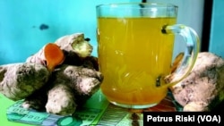 Jamu tradisional dari bahan empon-empon (Foto: VOA/ Petrus Riski).