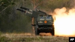 Paket bantuan AS untuk Ukraina akan mencakup amunisi artileri untuk Sistem Roket Artileri Mobilitas Tinggi (HIMARS) seperti di atas (foto: dok). 