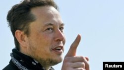 CEO Tesla Elon Musk saat meninjau pabrik mobil tersebut di Gruenheide dekat Berlin, Jerman, 13 Agustus 2021. (Patrick Pleul/Pool via Reuters)