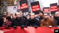 Yulia Navalnaya, center, with Russian opposition politician Vladimir Kara-Murza, center left, and Ilya Yashin, center right, lead a demonstration under the slogan "Stop Putin! Stop the War! Freedom for Political Prisoners!" in Berlin, Germany, Nov. 17, 2024. 