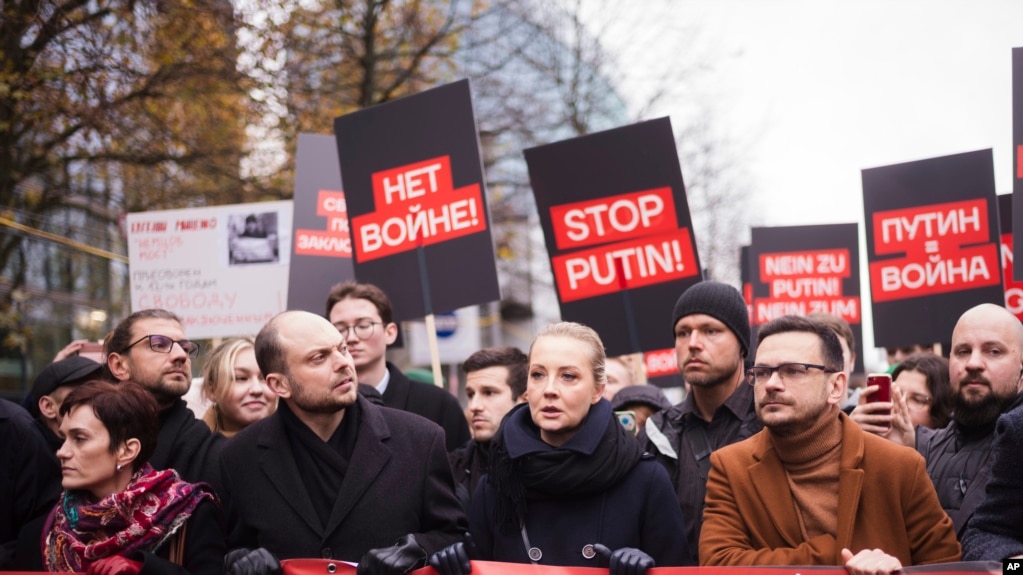 Kritikët e Putinit protestojnë në Berlin; Kërkojnë demokraci në Rusi dhe fundin e luftës në Ukrainë
