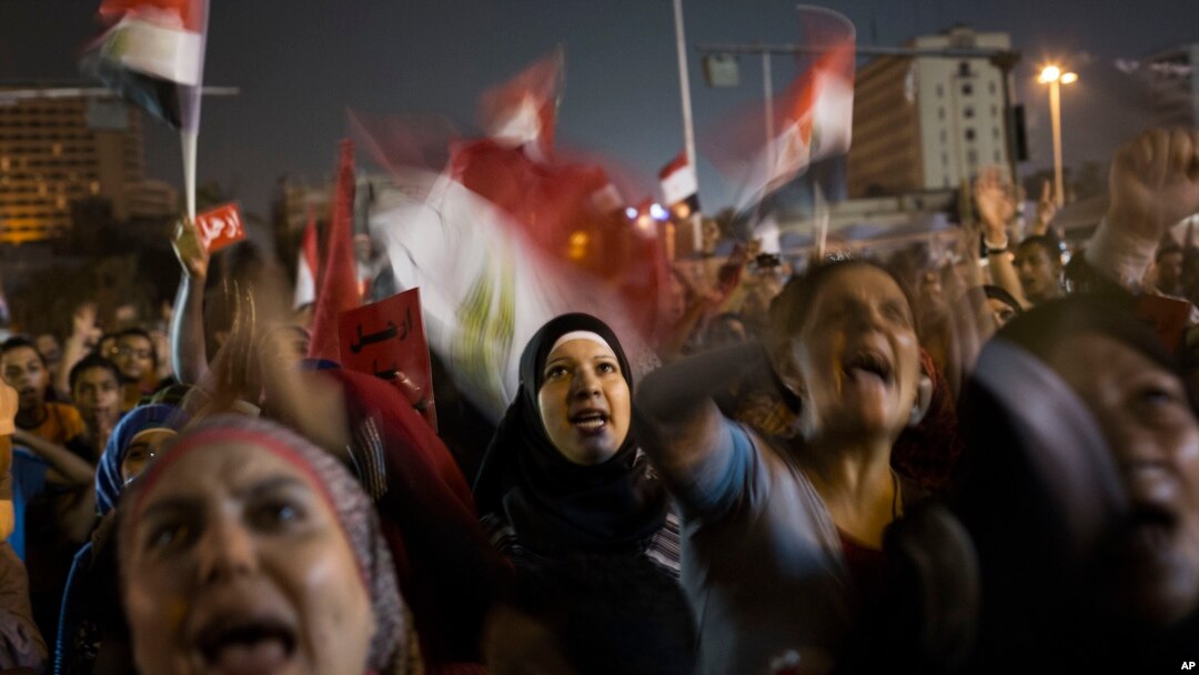 Kaum perempuan Mesir meneriakkan slogan-slogan anti Presiden Mohamed Morsi dalam protes di Lapangan Tahrir, Kairo (27/6). 