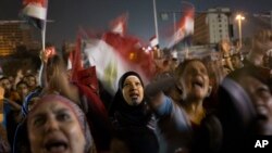 Kaum perempuan Mesir meneriakkan slogan-slogan anti Presiden Mohamed Morsi dalam protes di Lapangan Tahrir, Kairo (27/6). 