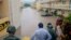 Soldados y civiles observan una calle inundada en Chilpancingo, México.