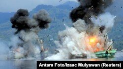 Dua kapal nelayan asing yang terdaftar di Papua Nugini dihancurkan angkatan laut Indonesia di pantai Ambon, Maluku. (Foto: Dok)