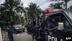 Ba officiers ya polici bazali kobatela gouverneur ya civili ya Nord-Kivu, Carly Nzanzu Kasivita, nsima ya bozwami ya bokonzi ya General Constant Ndima bo' gouverneur militaire, Goms. o'mokolo mwa 10 mai 2021 engebene na etat de siege. (Photo AFP/ALEXIS HUGUET)