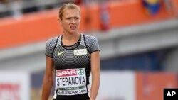 L’athlète russe Yuliya Stepanova, dénonciatrice du dopage de ses compatriotes, a subi une blessure lors de la course de 800m/dames des Championnats d'Europe d'athlétisme à Amsterdam, aux Pays-Bas, 6 juillet 2015. 