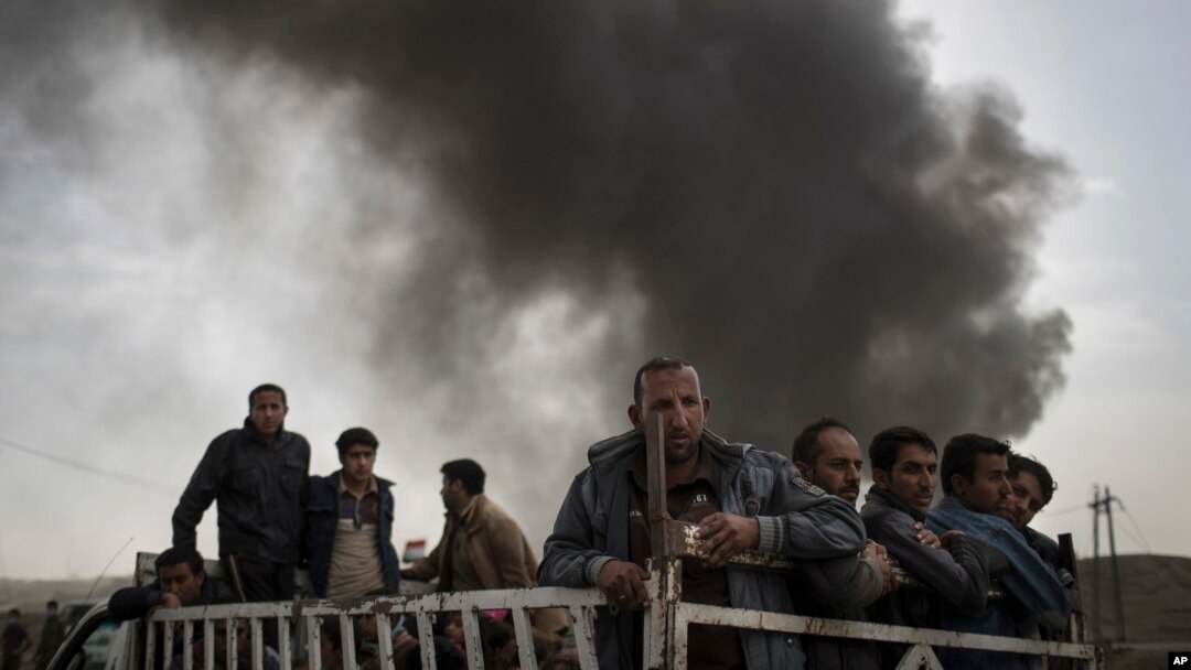Người dân trên chiếc xe tải tại trạm kiểm soát gần Qayara, phía nam Mosul, Iraq, ngày 1/11/2016.