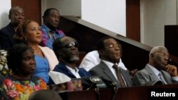 L'ex-première dame ivoirienne assise avec d'autres responsables du Front Patrioitique Ivoirien (parti de Laurent Gbagbo) à l'ouverture du procès contre Mme Gbabgo.