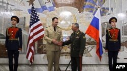 Глава Комитета начальников штабов ВС США адмирал Майкл Маллен (слева) и Глава российского Генштаба генерал Николай Макаров (справа)