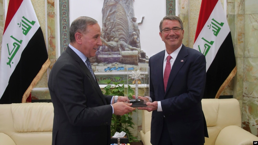 Menhan AS Ash Carter (kanan) dalam pertemuan dengan Menhan Irak Khaled al-Obeidi di Baghdad, Irak Senin (18/4). 