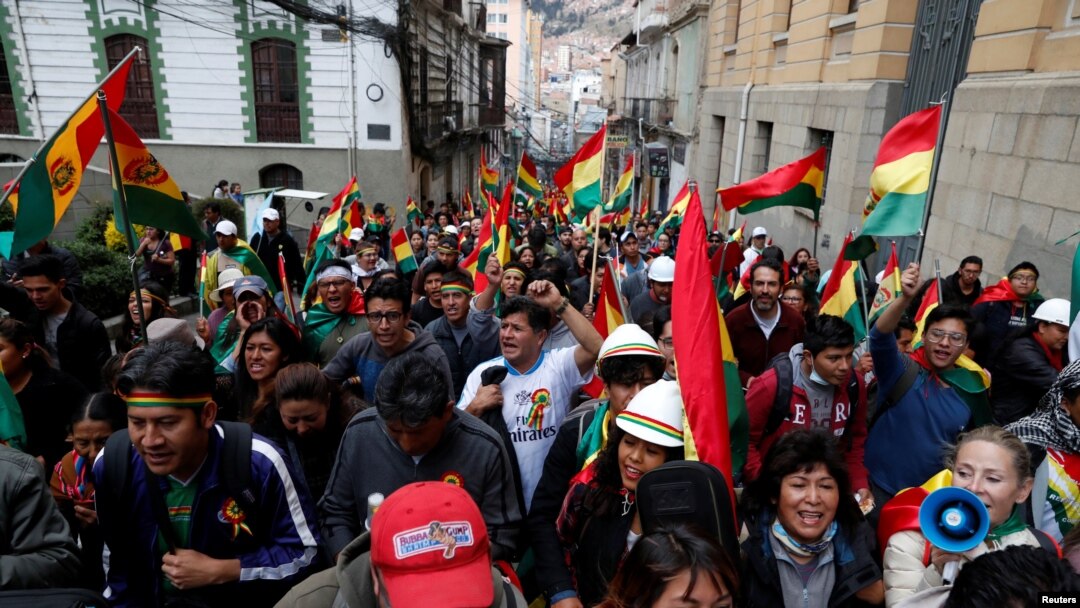 Demonstran meneriakkan slogan-slogan selama protes terhadap Presiden Bolivia Evo Morales di La Paz, Bolivia, 9 November 2019. (Foto: Reuters / Carlos Garcia Rawlins)