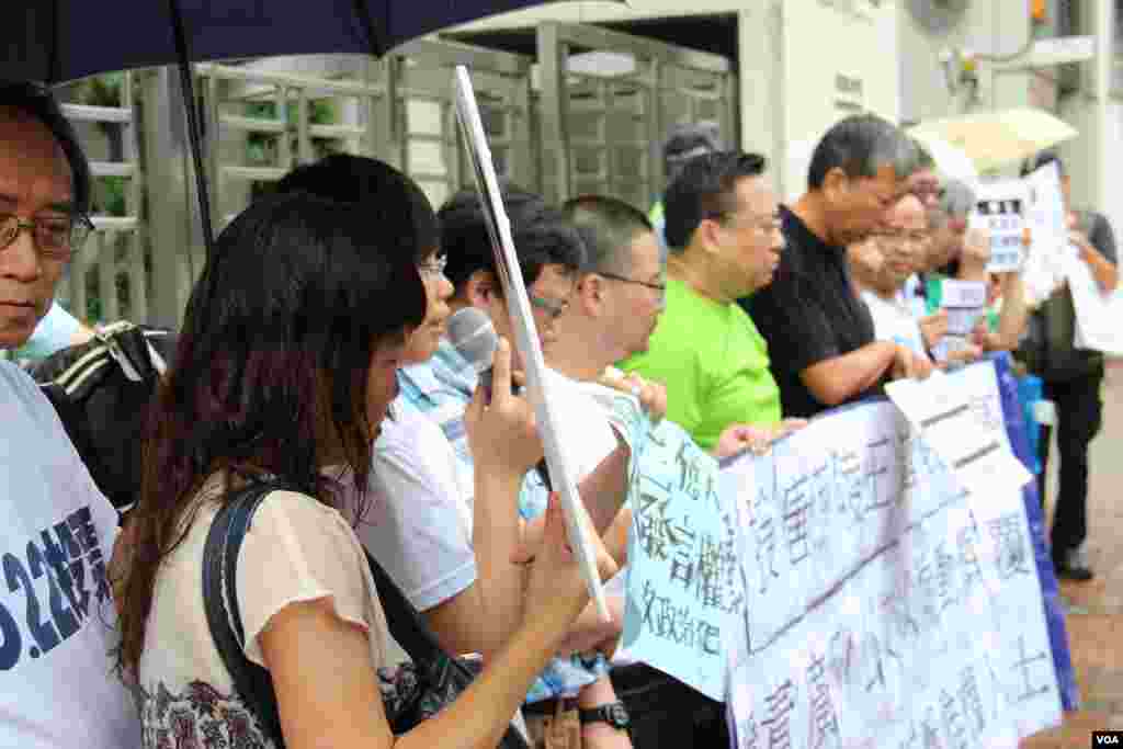 香港多个民间团体代表在中联办抗议广州逮捕唐荊陵等三人 (美国之音海彦拍摄)