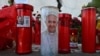 Se colocan velas en la estatua de Juan Pablo II afuera del Hospital Universitario Gemelli, donde el Papa Francisco está hospitalizado con neumonía, en Roma, el 3 de marzo de 2025.