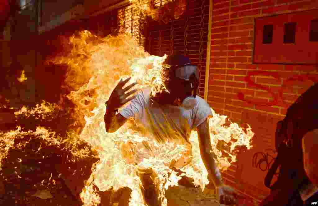 Seorang demonstran terbakar saat terjadi bentrokan dengan polisi anti huru hara saat melakukan demonstrasi menentang Presiden Venezuela Nicolas Maduro, di Caracas, 3 Mei 2017.