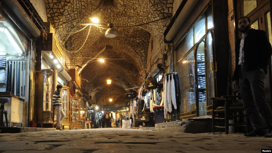 Halabning Al-Madina bozori, 2012-yil, 3-martda olingan surat. Isyonchilar va armiya olishar ekan, 29-sentabrda qadim bozorda yuzlab do'konga o't qo'yilgan.
