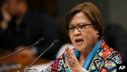 Senator Oposisi Leila De Lima menyampaikan pidato saat sesi Senat Filipina. (Foto: AP)