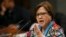 Senator Oposisi Leila De Lima menyampaikan pidato saat sesi Senat Filipina. (Foto: AP)