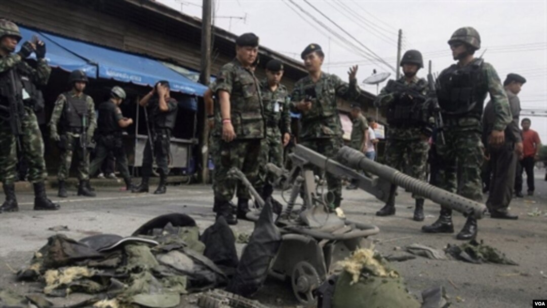 Pasukan penjinak bomThailand menginspeksi lokasi ledakan bom.