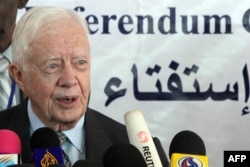 FILE - Mantan presiden AS Jimmy Carter berbicara selama konferensi pers di kantor Komisi Referendum Sudan Selatan di ibu kota Sudan, Khartoum, pada 7 Januari 2011.